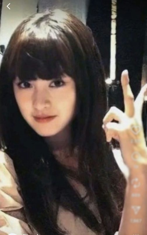 Kim Ji-won viral photo The Heirswoman' 'portrait' 'bangs' 'peace' 'hand.