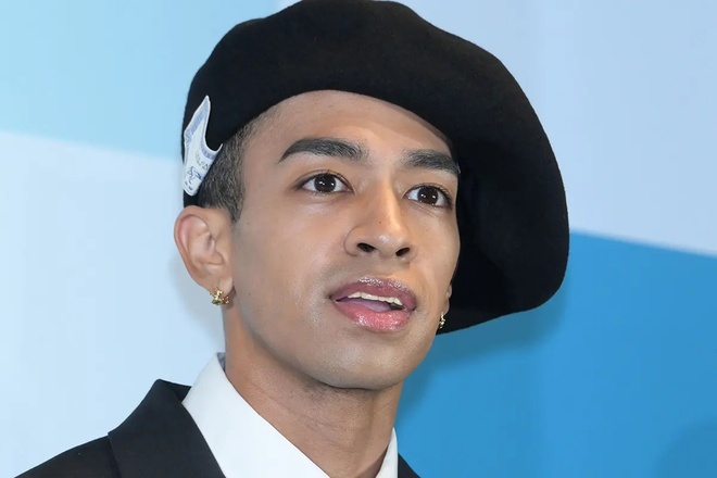 Keita Kusama arrestperson' 'earrings' 'beret' 'lipstick.