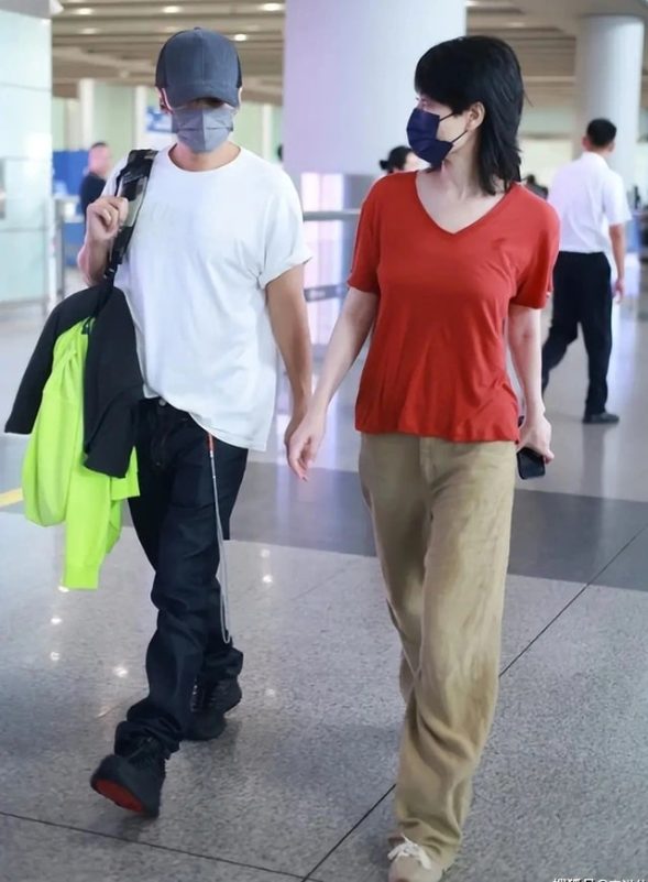 Faye Wong Jack Ma 22 million performancepeople' 'couple' 'airport' 'holdinghands' 'masks.