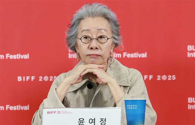 Youn Yuh-jung actor syndromepeople' 'actress' 'glasses' 'red' 'background' 'hands.
