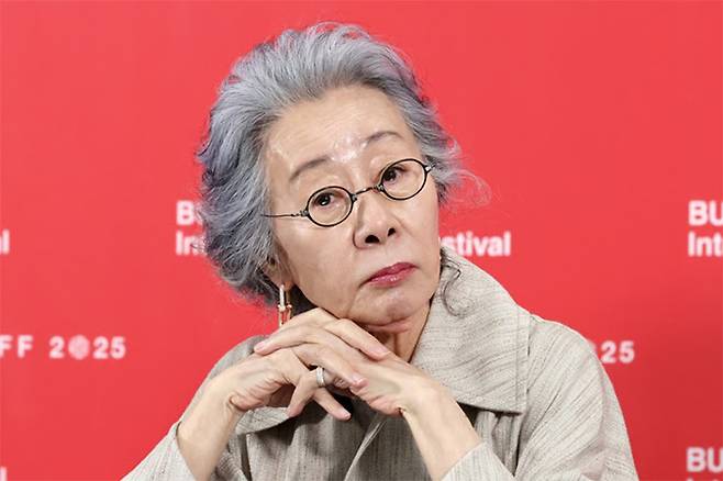 Youn Yuh-jung actor syndromeperson' 'actress' 'redbackground' 'glasses' 'hands.