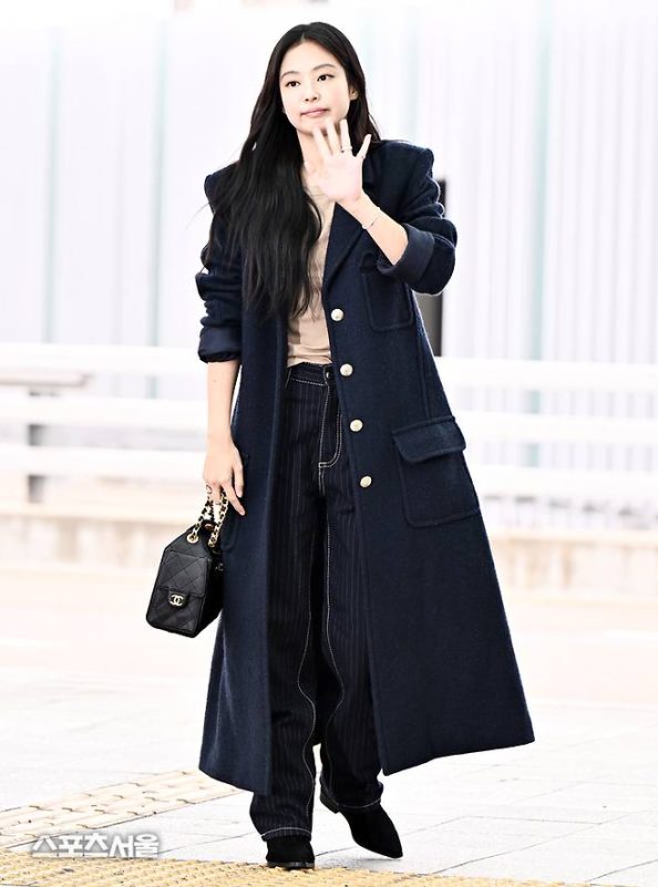 Jennie Chanel airport fashionperson' '' 'ennie' 'coat' 'hand' 'purse.