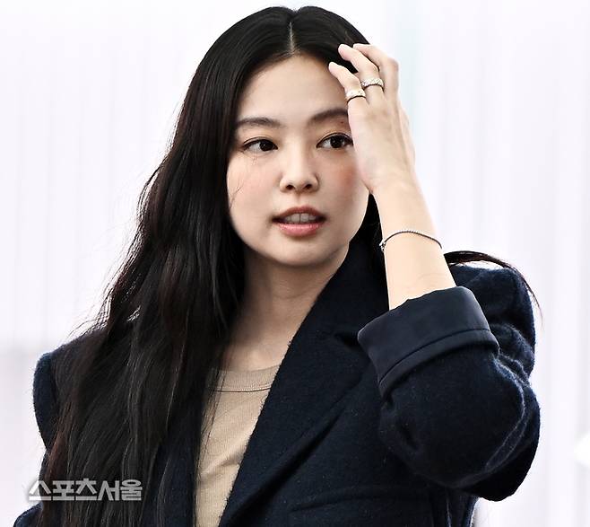 Jennie Chanel airport fashionperson' '' 'ennie' 'im' 'coat' 'jewelry' 'hair.