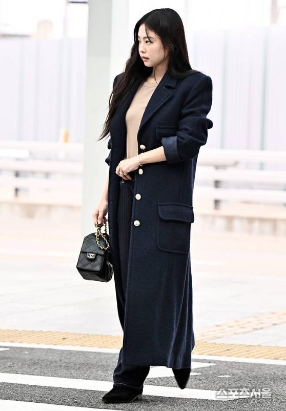 Jennie Chanel airport fashionperson' 'woman' 'coat' 'handbag' 'buttons.