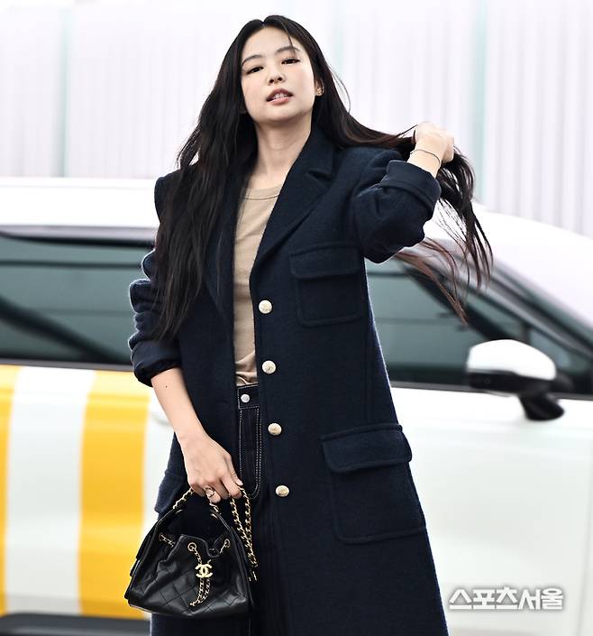 Jennie Chanel airport fashionperson' 'woman' 'coat' 'handbag' 'elegant.