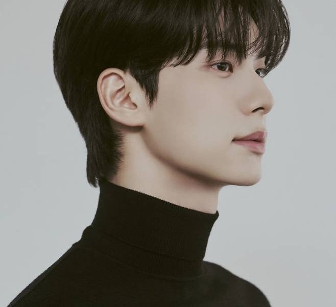 Lee Chae-min Bon Appétit Your Majestyperson' 'man' 'black' 'hair' 'turtleneck.