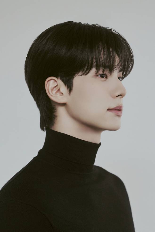 Lee Chae-min Bon Appétit Your Majestyperson' 'man' 'black' 'hair' 'turtleneck.