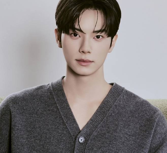 Lee Chae-min Bon Appétit Your Majestypeople' '' 'an' '' 'ardigan' '' 'ortrait' '' 'orean.