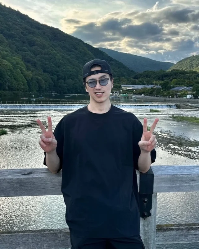 Chuando Tan youthfulperson' 'posing' 'sunglasses' 'peace' 'sign' 'mountain.