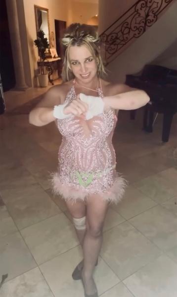 Britney Spears dance video mental healthperson' '' 'ritney' '' 'pears' 'pink' 'dress' 'gloves.