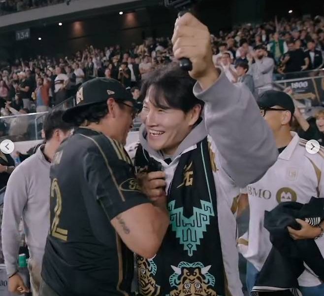 Kim Jong-kook Son Heung-min LA matchpeople' 'celebration' 'soccer' 'scarf' 'camera.