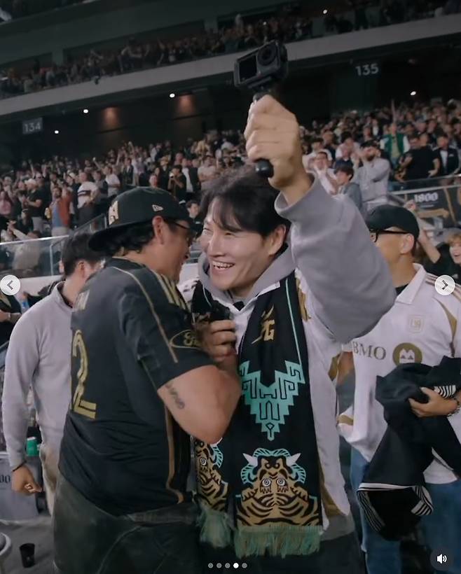 Kim Jong-kook Son Heung-min LA matchpeople' 'celebration' 'soccer' 'scarf' 'camera.