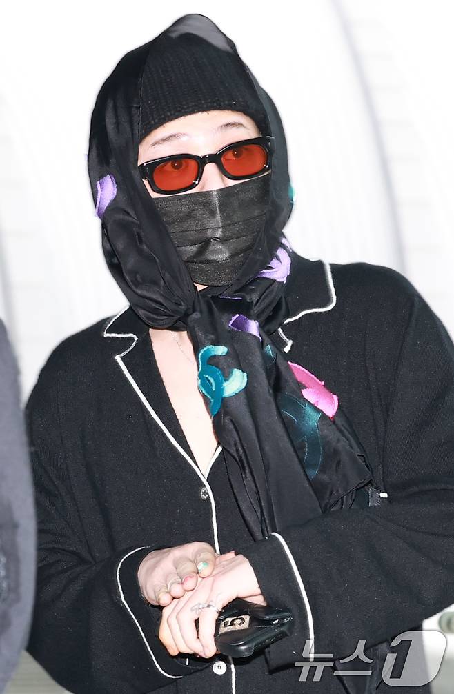 G-Dragon Star1Pick rankingperson' 'sunglasses' 'mask' 'headscarf' 'pajamas.