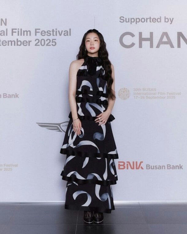 people-Korean actress-A-black and white patterned dress-B-long dark wavy hair-C-Busan International Film Festival backdrop