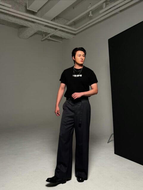 people-man-A-black t-shirt-A-wide-leg trousers-B-studio setting-C