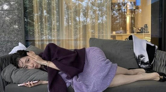 people-woman-lying down-sofa-holding phone-casual wear-relaxed