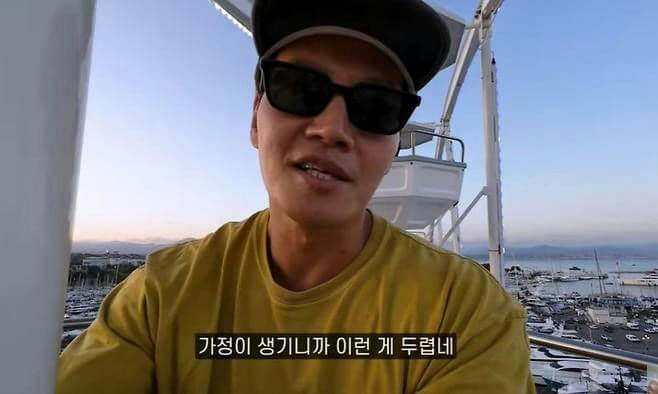 people-man-A-sunglasses-A-yellow shirt-A-Ferris wheel-A-harbor view
