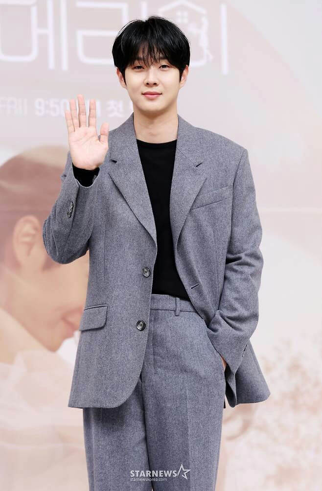 people-young man-A-waving-A-black hair-A-gray suit-A-black shirt