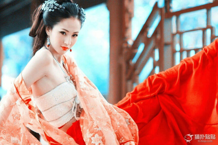 people-woman-A-Chinese costume-A-historical drama style-A-low cut top-A-bright red fabric