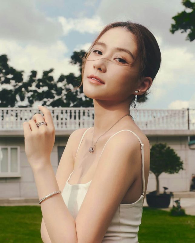 people-woman-A-jewelry-A-rings-B-bracelet-C-earrings