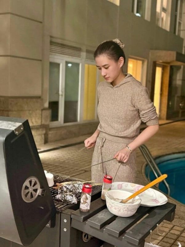 people-woman-grilling-outdoors-night-knitted-skirt-and-top