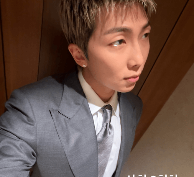 people-RM (BTS)-attire-suit-hair-blonde-text-사회 2회차