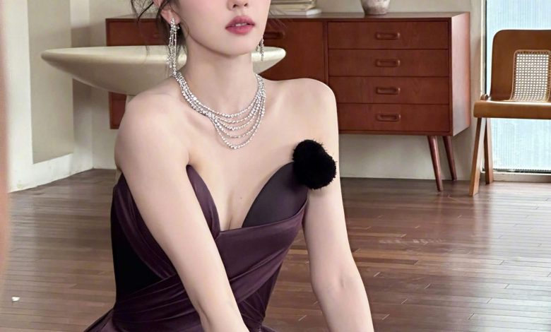 people-A-woman-A-purple-dress-A-jewelry-B-sitting-B-dark-hair-C-indoor-C
