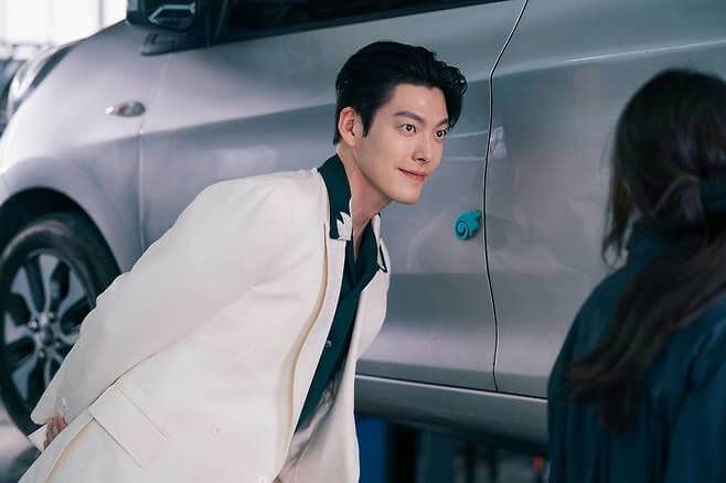 people-man-Kim Woo-bin-A-white suit-A-leaning-A-car repair shop-B-woman-B-back to camera-C