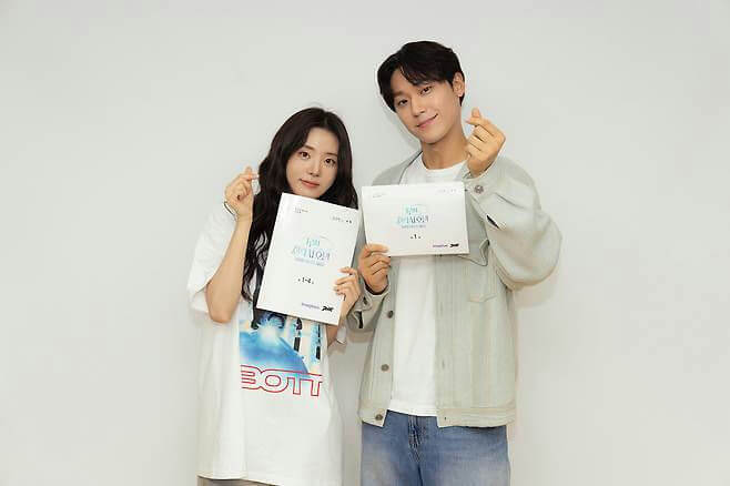people-A-female actress-A-male actor-A-holding script-B-making finger heart-C-casual wear