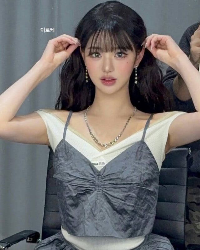 people-woman-A-korean idol-B-dark hair-C-layered top