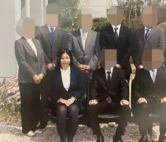 people-9-group photo-A-business attire-B-outdoors-C-faces blurred