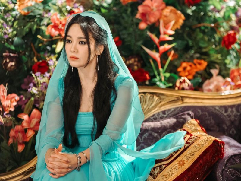 people-Song Hye-kyo-A-teal dress-A-long dark hair-B-ornate setting-C-cushions