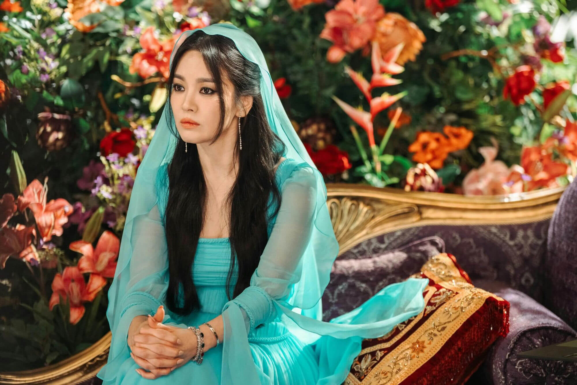 people-Song Hye-kyo-A-teal dress-A-long dark hair-B-ornate setting-C-cushions