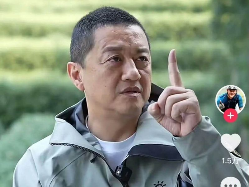 people-man-outdoors-finger pointing up-jacket-KAILAS logo