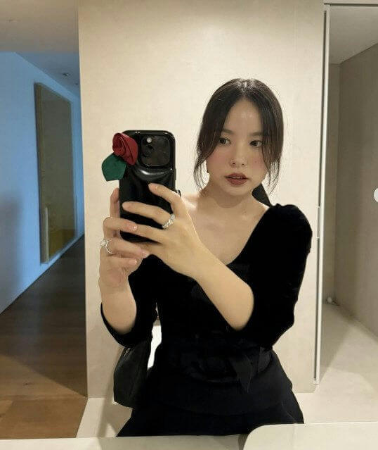 people-A-woman-A-mirror selfie-A-black velvet dress-A-rose phone case