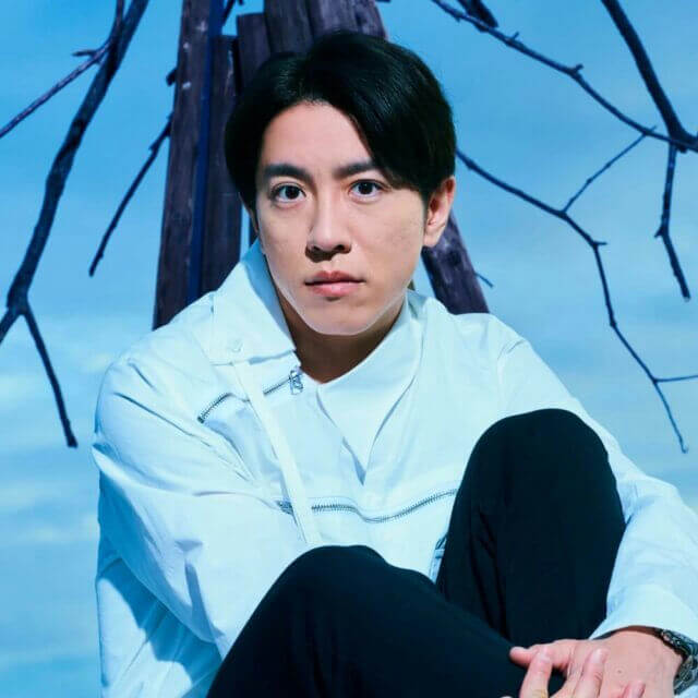 people-One man-A-Asian-A-dark hair-A-white jacket-A-black pants-B-serious expression-C-blue background