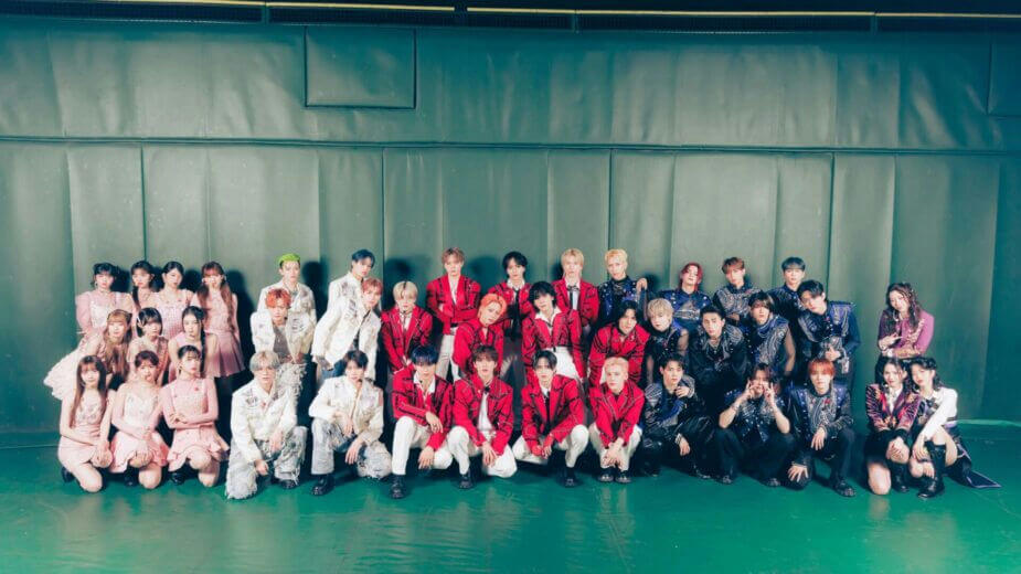 people-30+-group photo-A-K-pop idols-A-mixed gender-A-stage costumes-A-red and white outfits-B-pink dresses-C-blue and black outfits