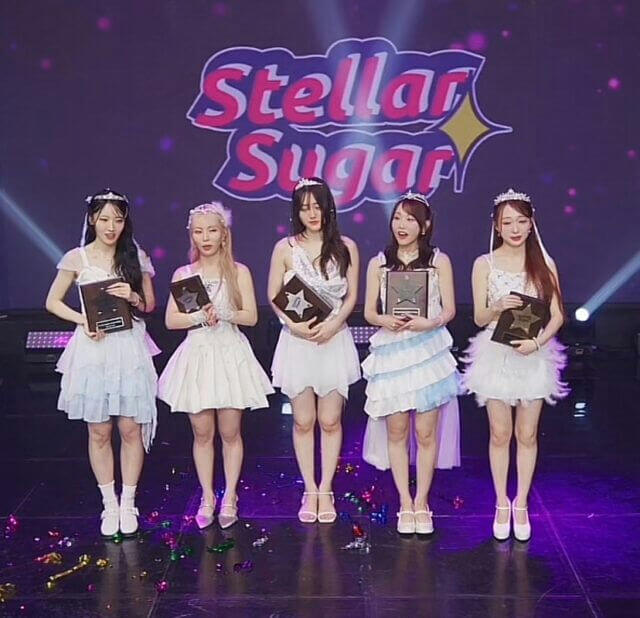 people-5-female-A-kpop-A-stage-A-award-A-white-dress-B-tiara-C