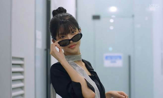 people-1-woman-A-sunglasses-A-messy bun-A-black clothing