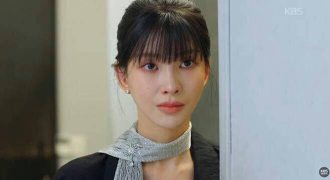people-woman-A-bangs-A-pearl earring-A-sparkly choker scarf-A-KBS Drama logo