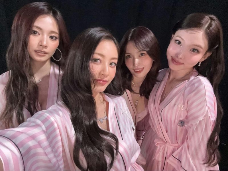 people-4-K-pop-A-TWICE-A-pink-striped-robes-A-selfie