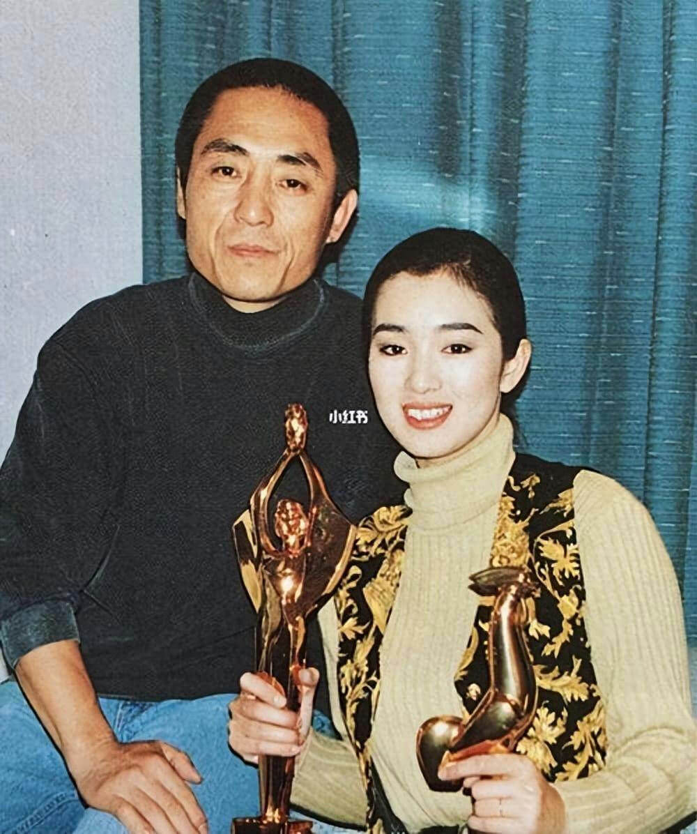 people-Man and woman-A-Golden trophies-A-Smiling-B-1990s style clothing-C