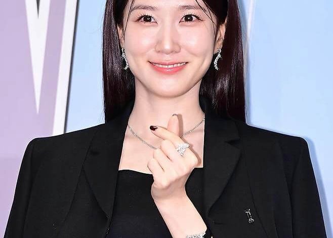 people-Korean actress Yoo In-na-wearing black blazer and dress-making finger heart gesture-wearing diamond watch and jewelry