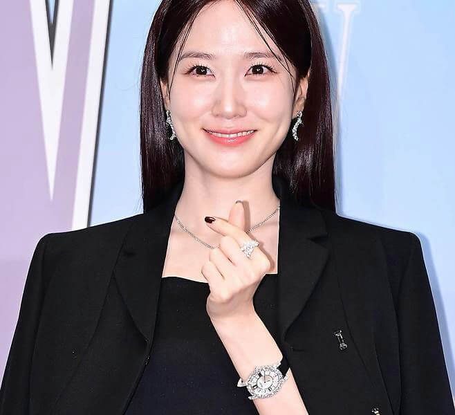 people-Korean actress Yoo In-na-wearing black blazer and dress-making finger heart gesture-wearing diamond watch and jewelry