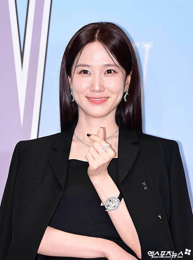 people-Korean actress Yoo In-na-wearing black blazer and dress-making finger heart gesture-wearing diamond watch and jewelry