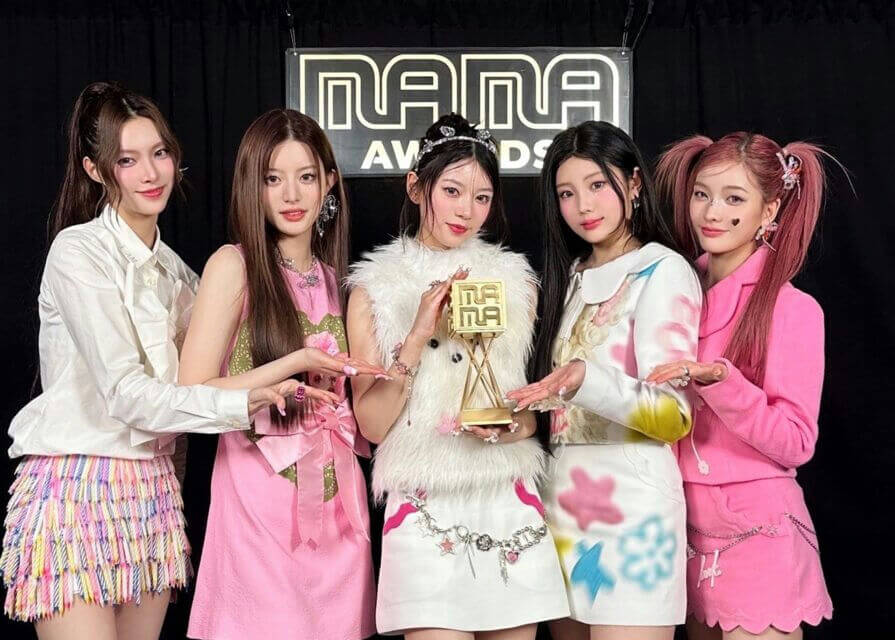 people-5 members of K-Pop group IVE-holding MAMA award-posing on black background-wearing pink and white outfits