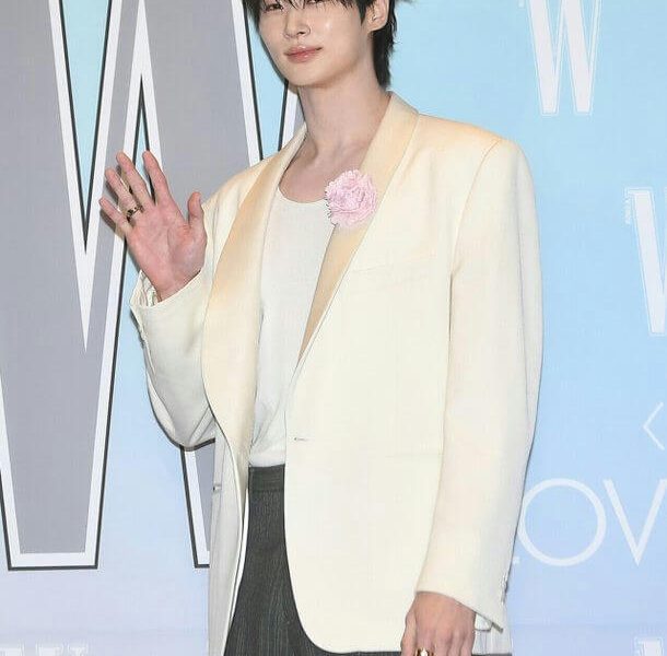 byun wooseok pink flower