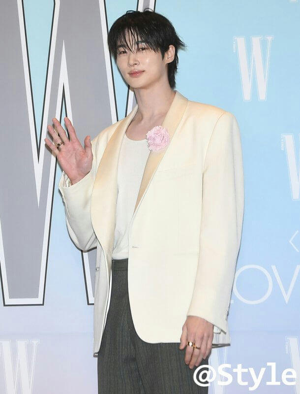 byun wooseok pink flower