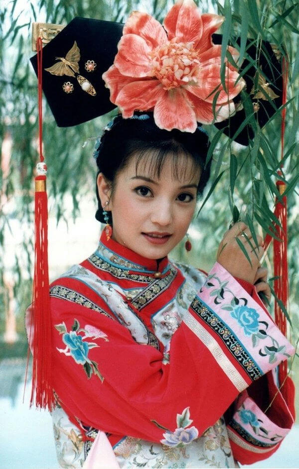 people-Zhao Wei-actress-costume-Qing Dynasty-flower hat-red clothing