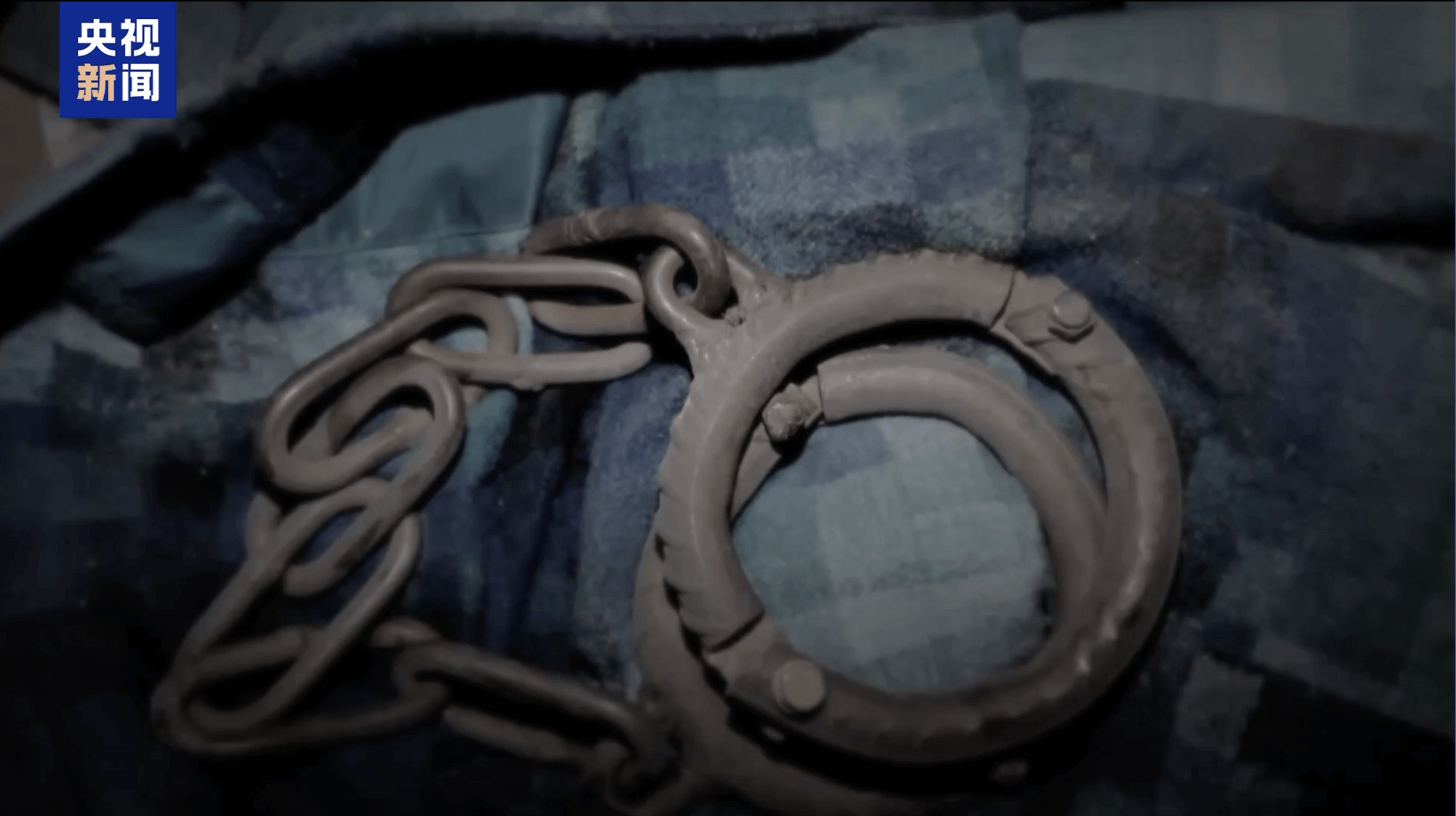 people-0-shackles-A-chain-A-metal-B-fabric-C